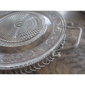 Fad i rustik metal med hanke og glastallerken. 32