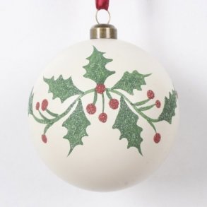 Julekugle, mat cremefarvet med dekoration af kristtj�rn.  8 cm