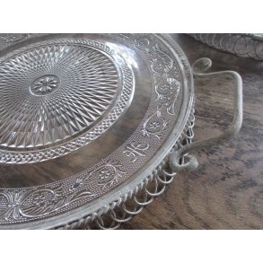 Fad i rustik metal med hanke og glastallerken. 40