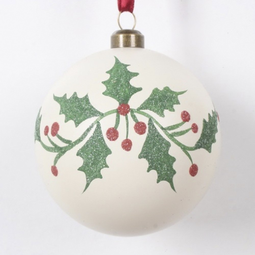 Julekugle, mat cremefarvet med dekoration af kristtjørn.  8 cm