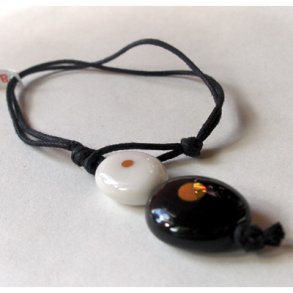 Armb&aring;nd STONE, sort/hvid m. guld prik, Anne Black