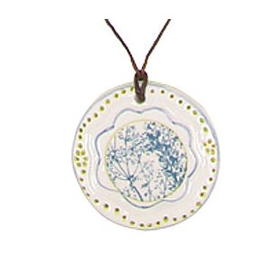 Halskde med vedhng i porceln fra Rice